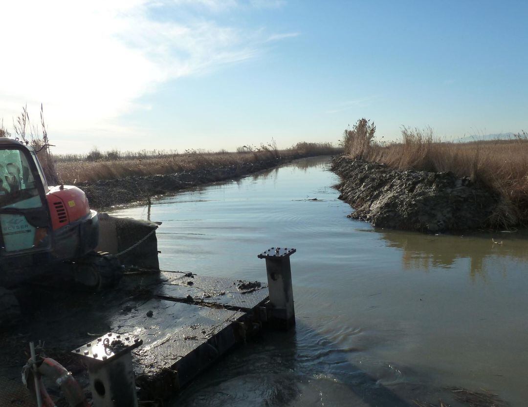  Imagen de archivo de una acequia