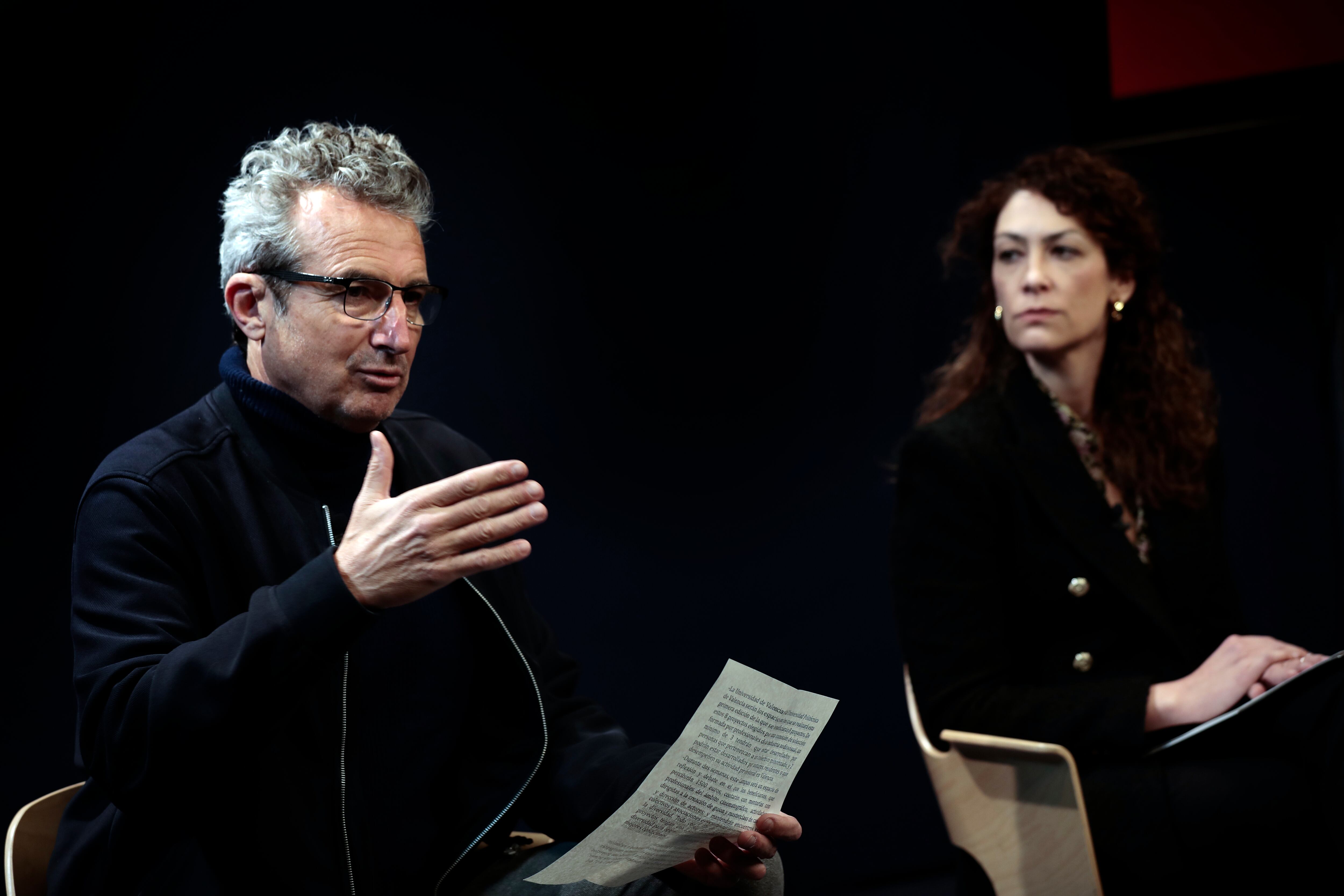 El presidente de la Academia Española de Cine, Mariano Barroso, y la directora de Relaciones Institucionales de Netflix, Esperanza Ibáñez, durante la presentación este martes del Campus de Verano Academia de Cine