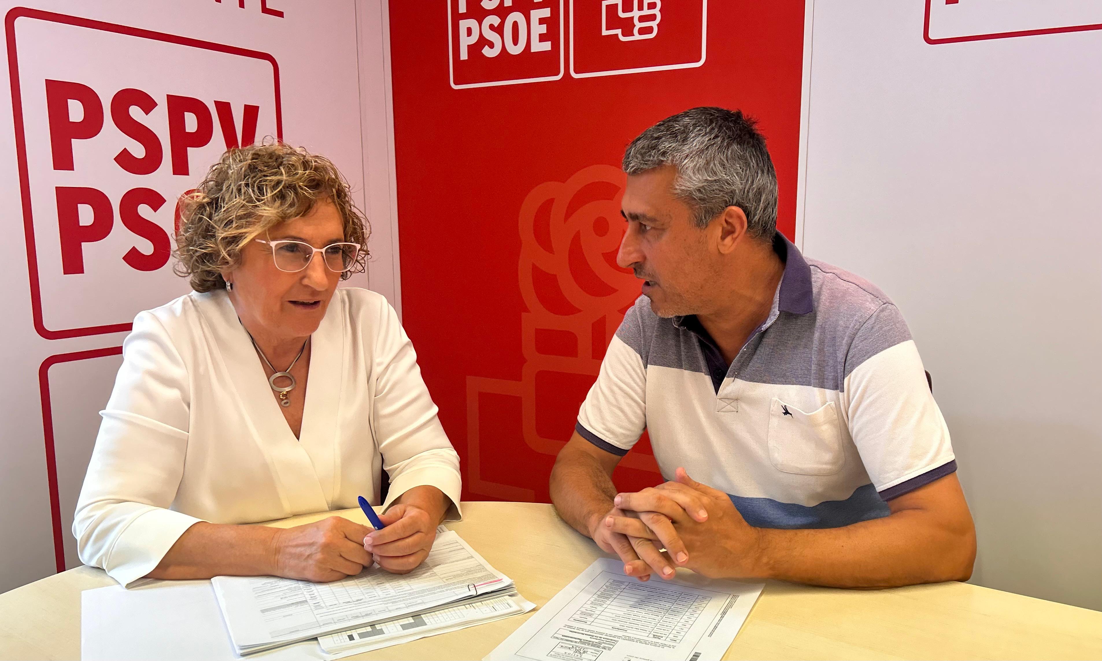 La portavoz del PSOE, Ana Barceló y el edil socialista, Eduardo Rodríguez