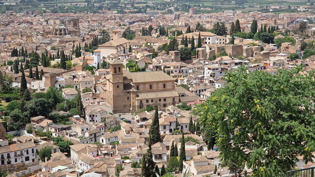 Vista de la ciudad de Granada con el barrio del Albaicín en primer término