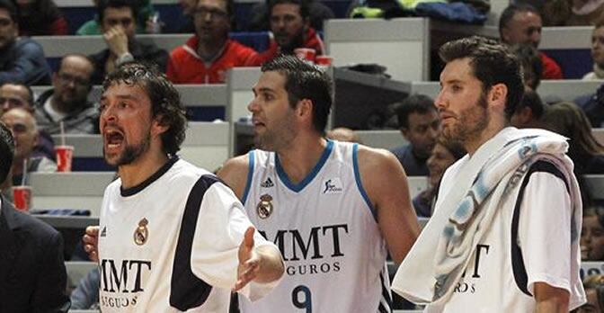 Sergio Llull, Felipe Reyes y Rudy Fernández, en el banquillo