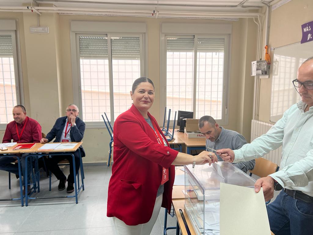 Momento de la votación de la alcaldesa, M ª Teresa García, en el colegio y mesas electorales ubicadas en el IES Juan López Morillas