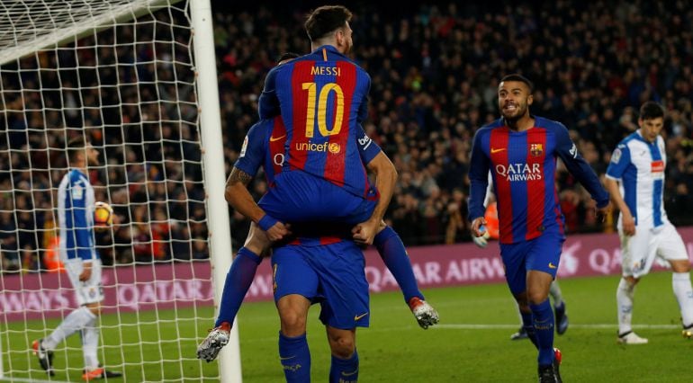 Los jugadores del Barcelona celebran un gol