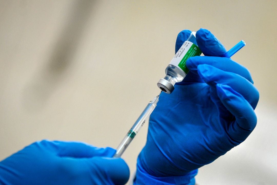 Imagen de archivo de un vial de la vacuna de AstraZeneca