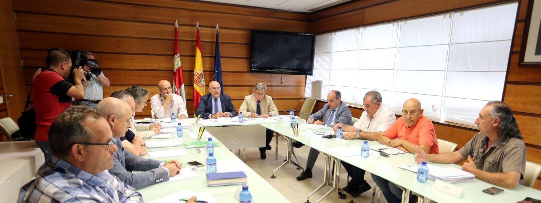 El consejero de Agricultura, Ganadería y Desarrollo Rural, Jesús Julio Carnero, preside el Consejo Agrario de Castilla y León