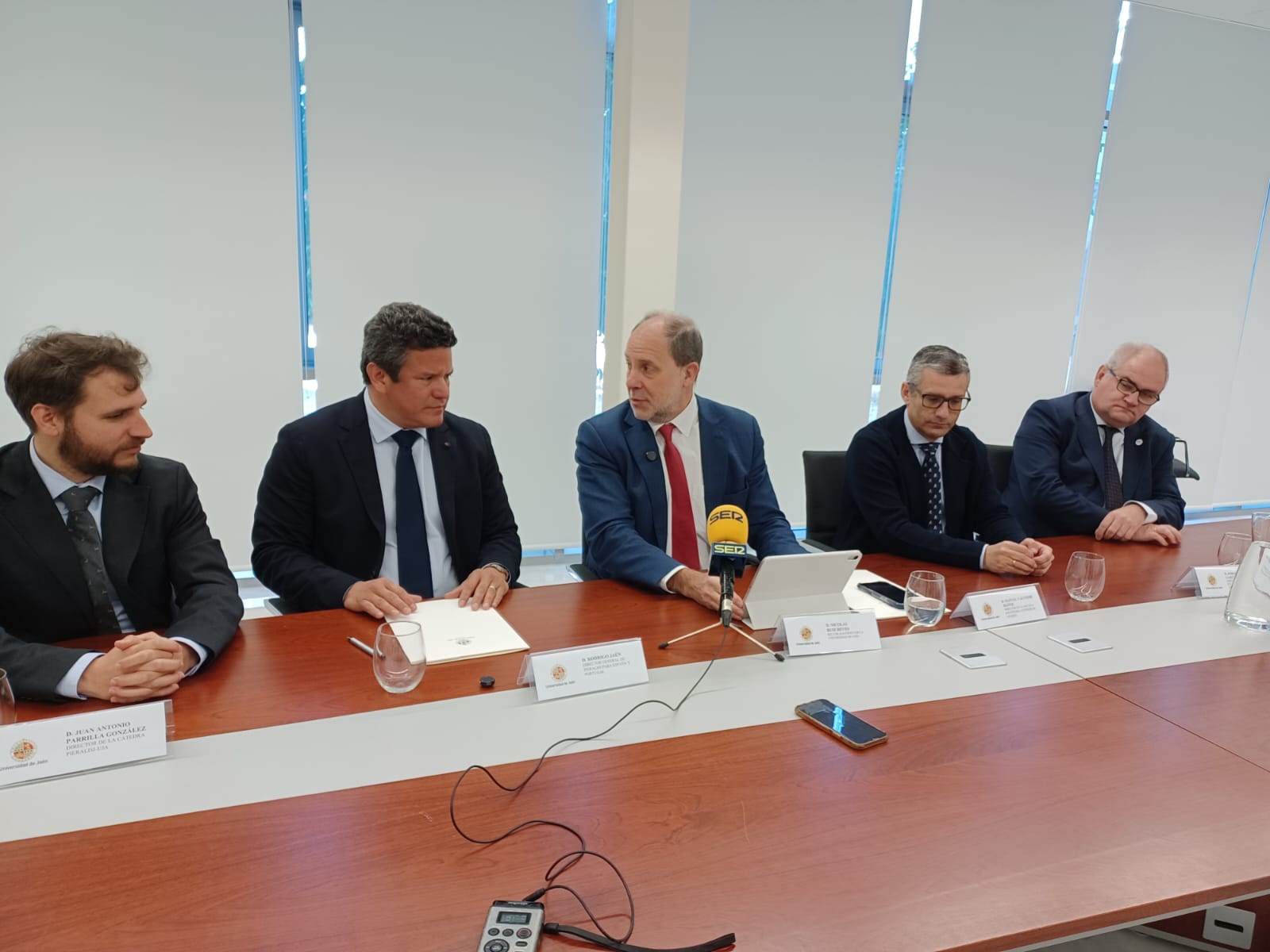 Representantes de Pieralisi y la UJA en las instalaciones universitarias de Linares.