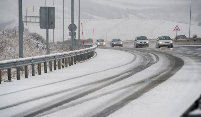 Varios coches circulan por la autopista A-67 a la altura de la localidad cántabra de Reinosa.