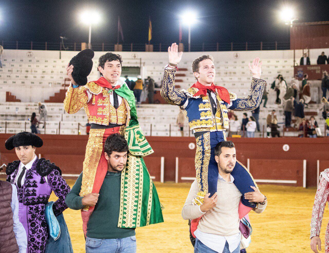 Calerito, a la derecha, compartió salida a hombros con Isaac Fonseca el pasado domingo en Torres de la Alameda (Madrid)