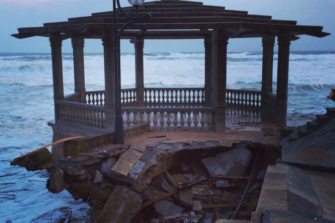El kiosko del malecón de Zarautz, destrozado por el temporal de olas.