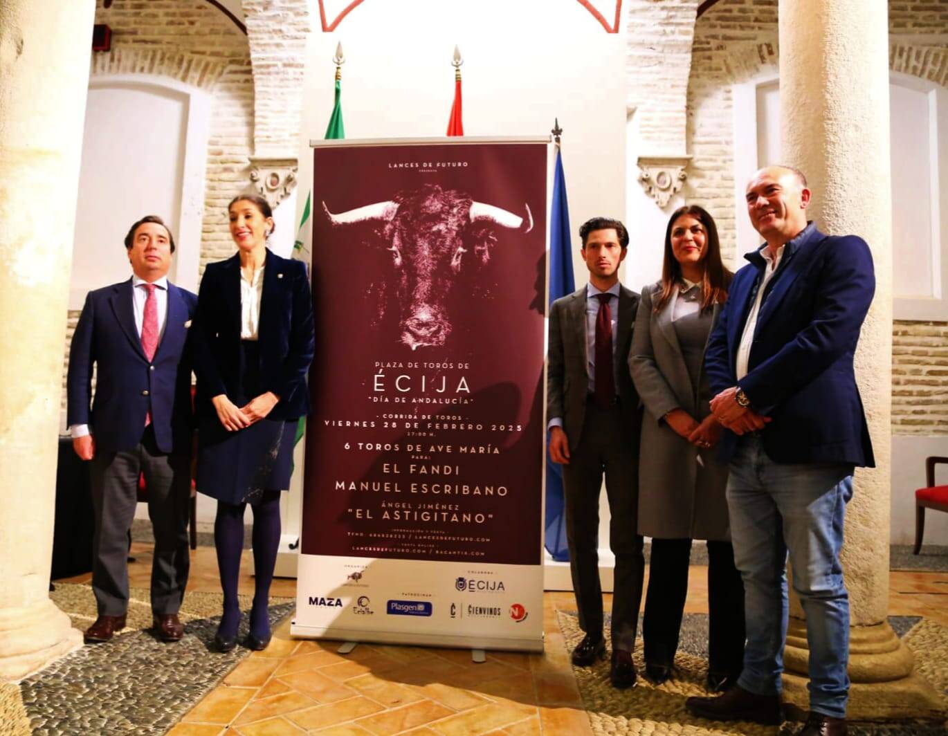 Foto de familia en la presentación de la corrida de toros del 28 de febrero en Écija