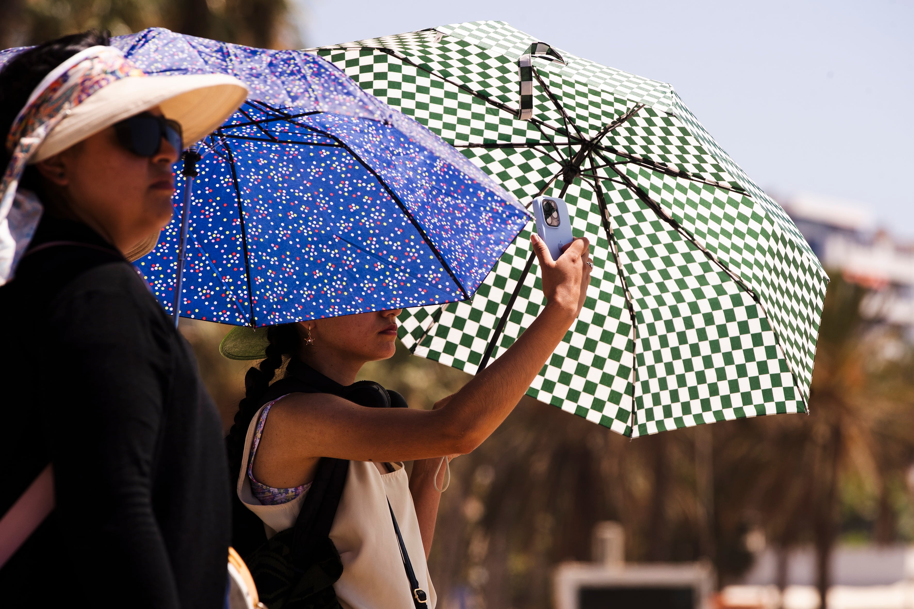 Protegerse de las radiaciones solares es una de las recomendaciones para evitar efectos graves sobre la salud durante la ola de calor.