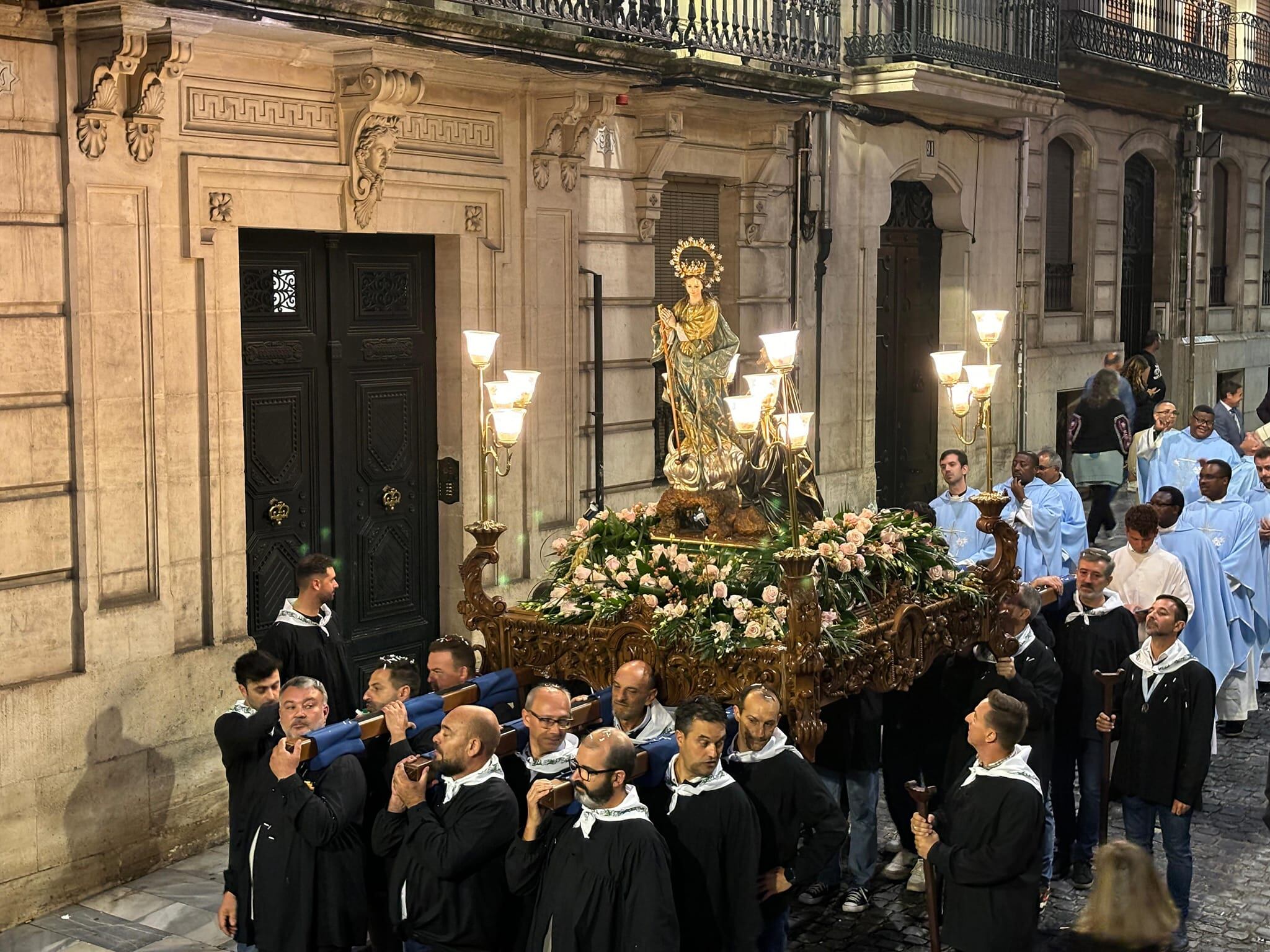La Virgen de los Lirios recorriendo la calle San Nicolás durante la ofrenda celebrada esta tarde en Alcoy.