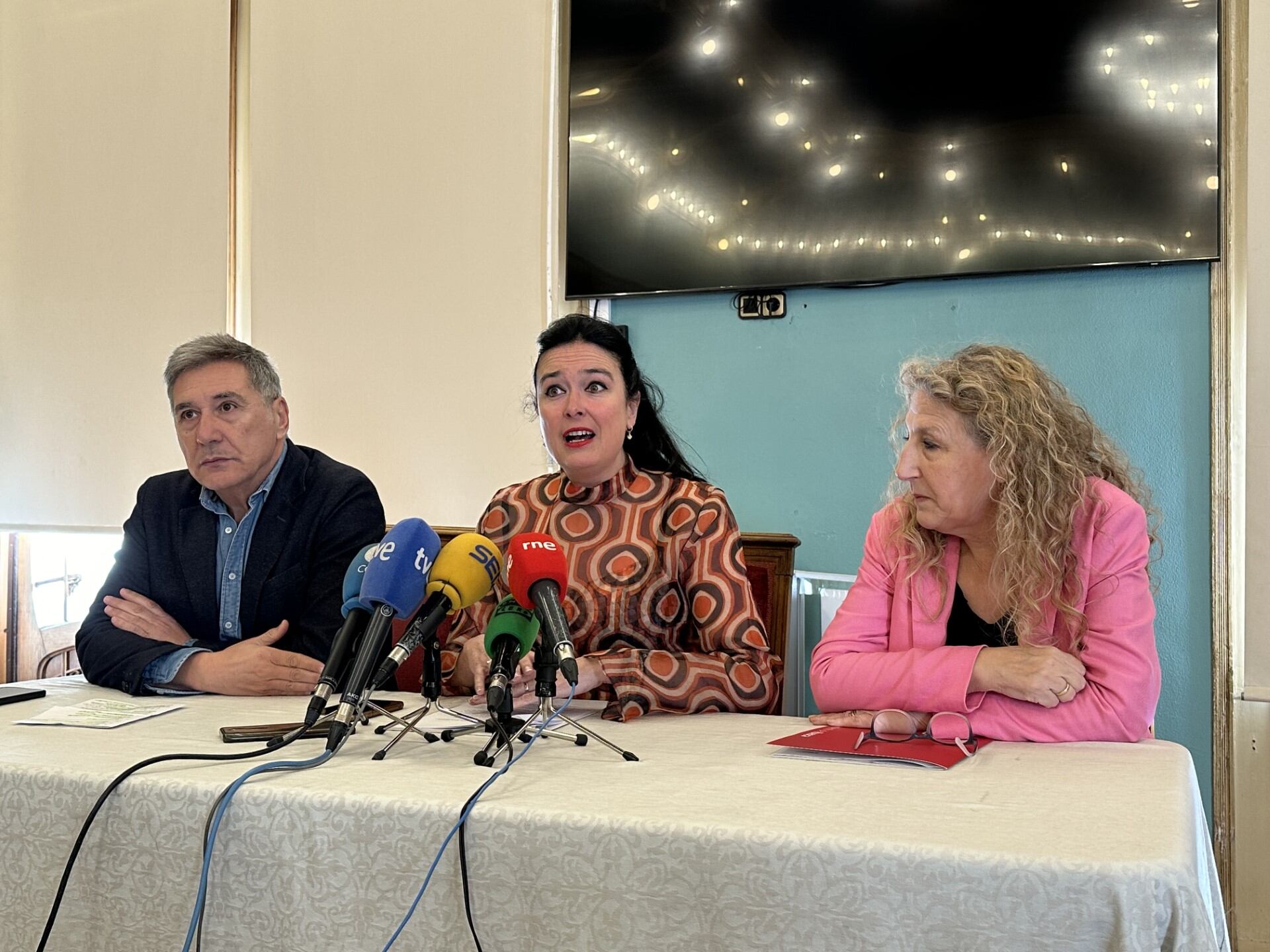 Ricardo Oliván, Lorena Orduna y Susana Oliván en la presentación de esta iniciativa