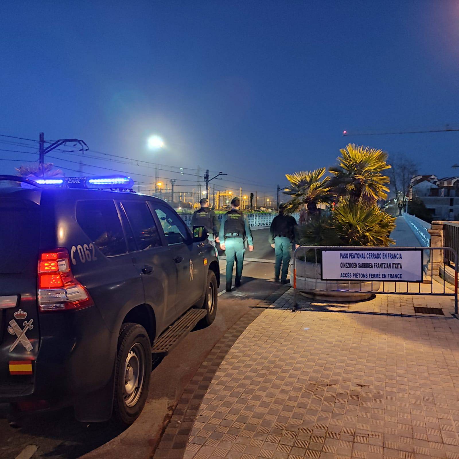 La Guardia Civil en las cercanías de la muga en Irun / Fuente: Cadena SER