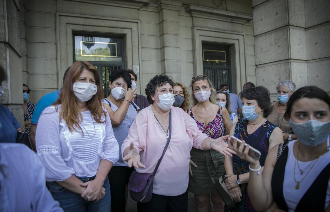 María Salmerón (en el centro), la mujer maltratada condenada a prisión por desobediencia al incumplir la custodia compartida de su hija, ante la puerta de la Audiencia Provincial de Sevilla el pasado lunes. 