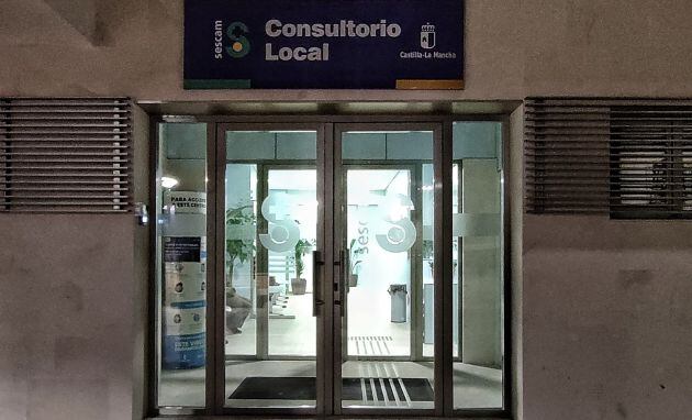 Imagen de la nueva entrada principal del centro de salud de Viso del Marqués (Ciudad Real)