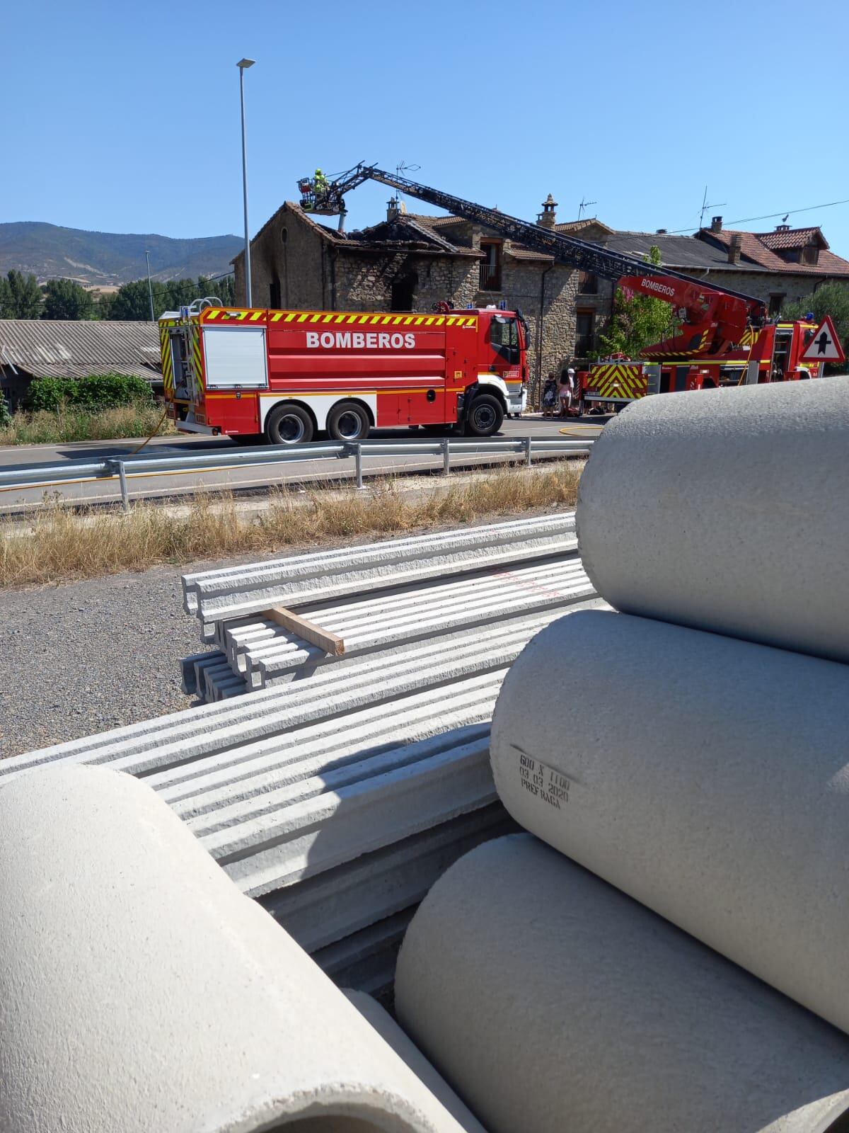 La cubierta de la vivienda se desprendía parcialmente como consecuencia del fuego