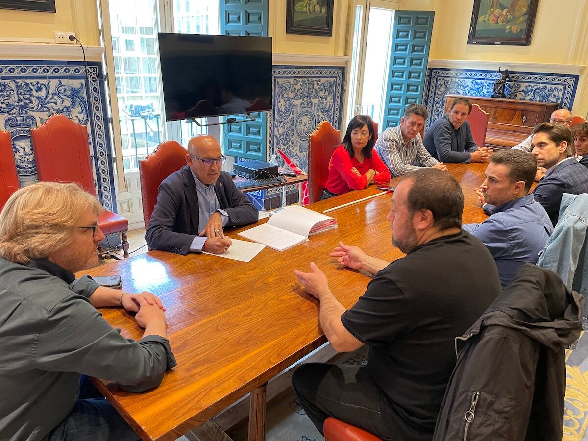 Reunión esta mañana entre los representantes sindicales de los trabajadores de AVANZA con representantes del Ayuntamiento.