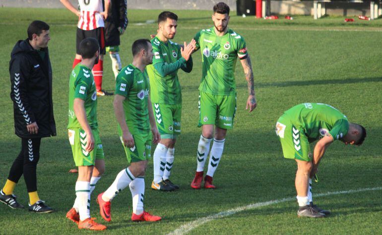 Los jugadores racinguistas se lamentan al final del partido