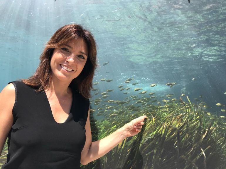 Helena Resano junto a una imagen de posidonia