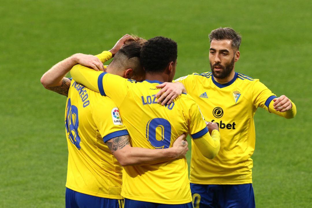 Los jugadores del Cádiz se abrazan tras el gol de Negredo
