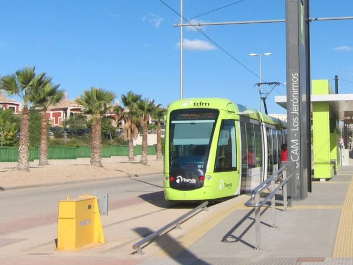 El tranvía prestará servicio toda la noche del concierto de Los40, previo a la Romería
