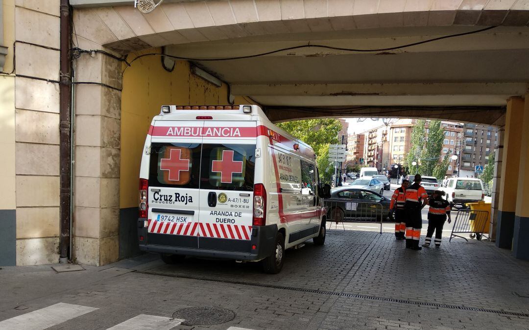 Una ambulancia de Cruz Roja preparada para actuar si es necesario durante el Cañonazo
