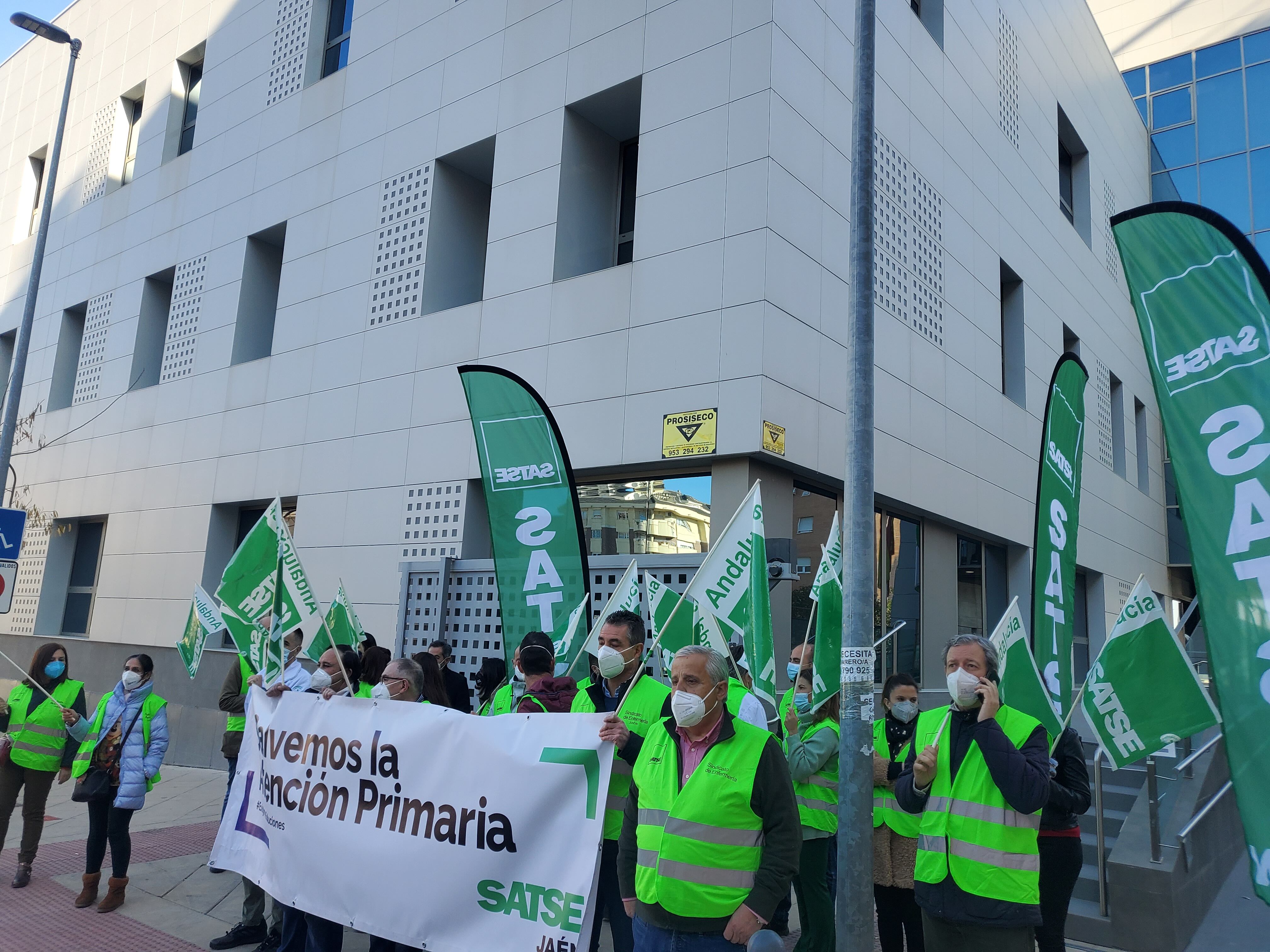 Concentración del sindicato SATSE a las puertas del centro de salud del Bulevar, en Jaén.
