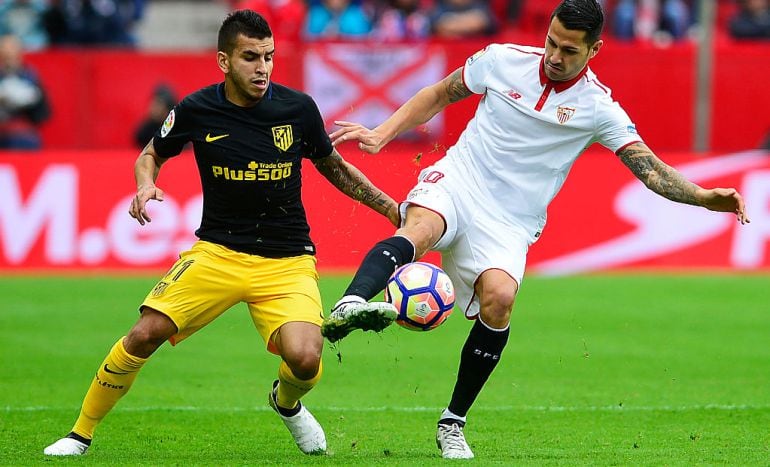 Correa y Vitolo, en un partido entre el Atlético y el Sevilla.