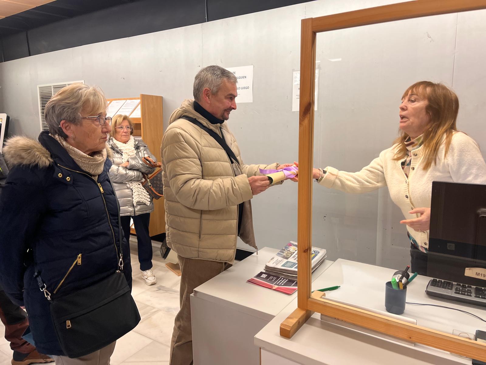 Entrega en el Ayuntamiento de Huesca de la carta del barrio de María Auxiliadora