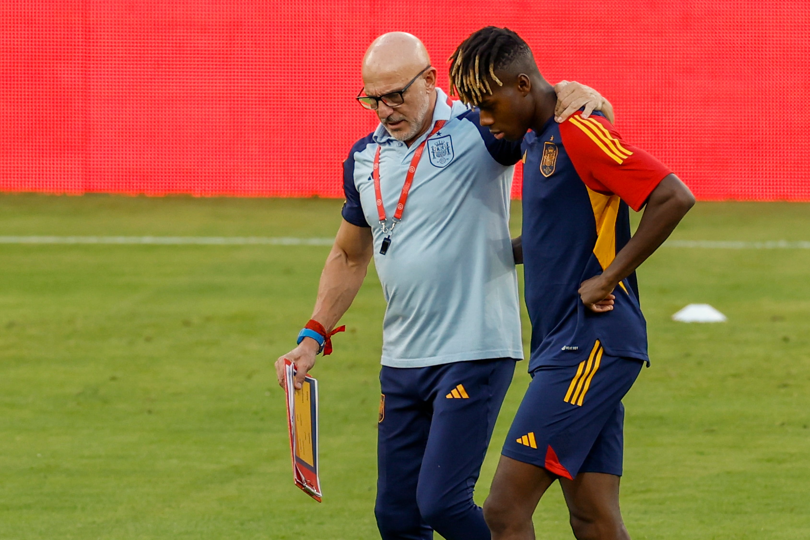 SEVILLA, 11/10/2023.- El seleccionador nacional, Luis de la Fuente (i), conversa con el delantero Nico Williams (d) durante el entrenamiento del equipo celebrado este miércoles en Sevilla, en la víspera del encuentro de clasificación para la Eurocopa de 2024 ante Escocia en el estadio de La Cartuja. EFE/ Julio Muñoz
