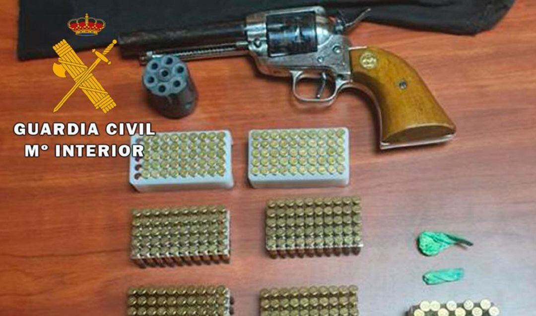 Objetos intervenidos al hombre detenido en Martos.