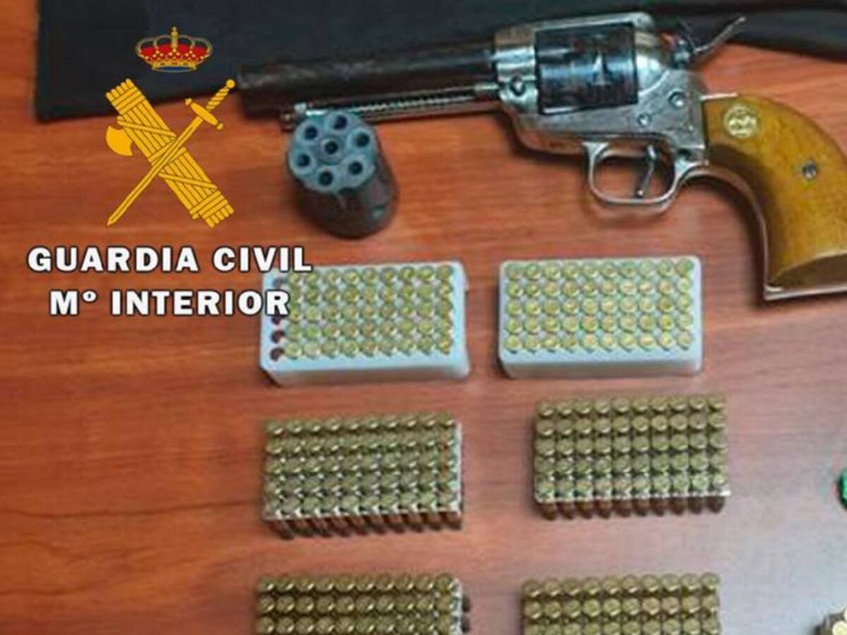 Detenido un hombre en Martos por llevar un revolver y dos bolsitas de cocaína