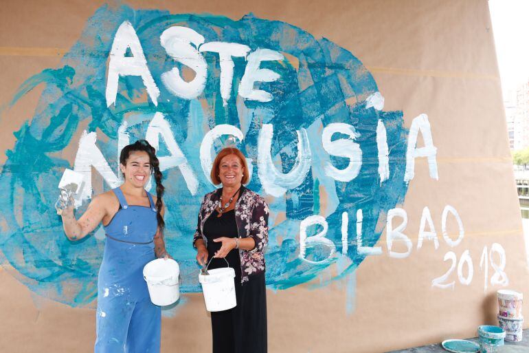 La artista de la compañía Cia. Shakti Olaizola y la concejala de Fiestas del Ayuntamiento, Itziar Urtasun, durante la presentación de Teatro y Artes Escénicas de Calle de Aste Nagusia