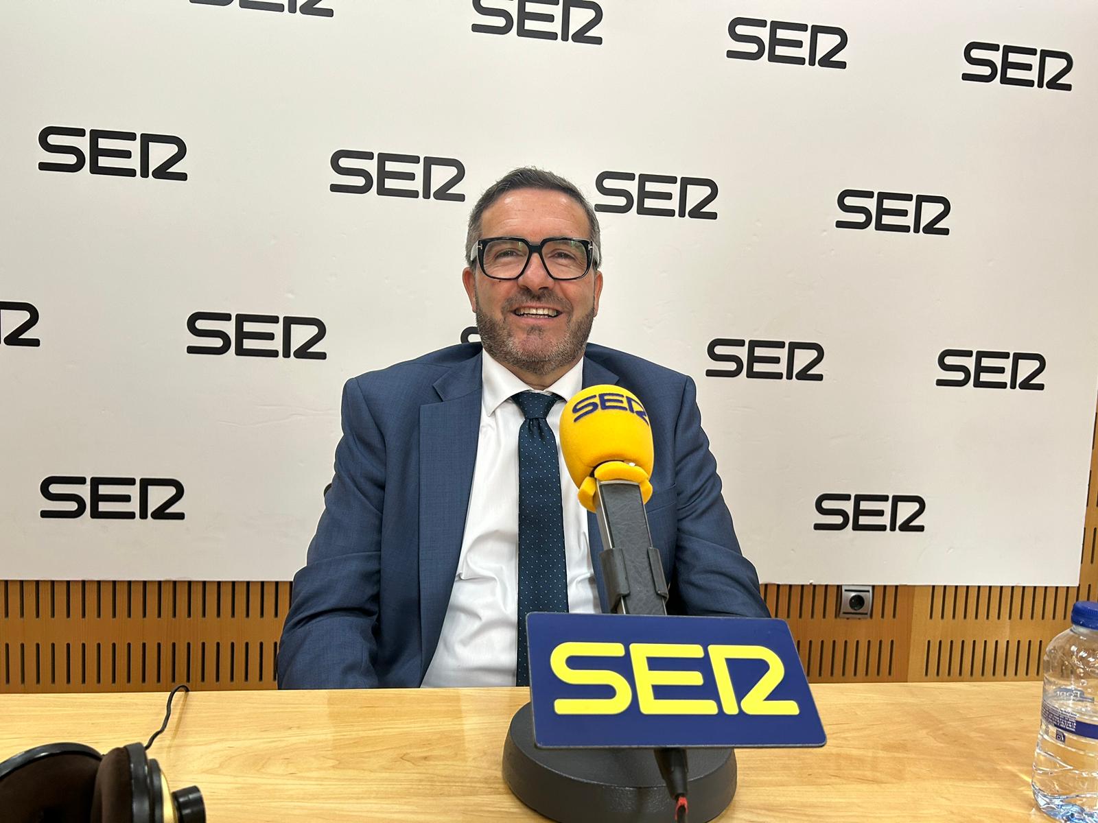 Miguel López Abad, presidente de CROEM, en los estudios de Radio Murcia