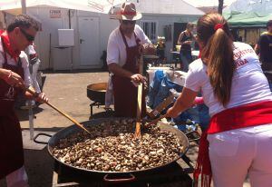 Una de les colles preparant el dinar