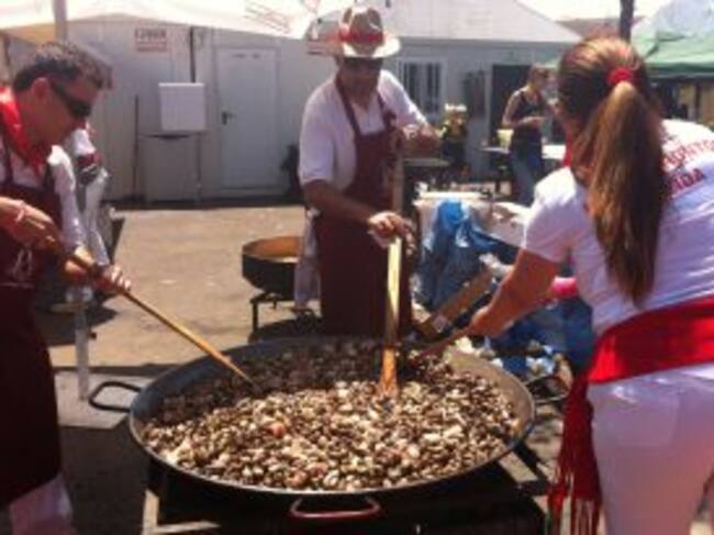 Una de les colles preparant el dinar