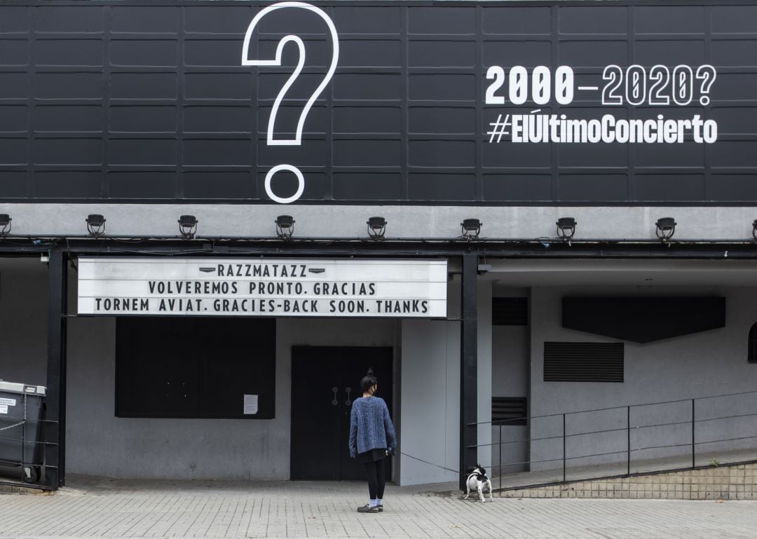 Vista de la fachada de Razzmatazz, en Barcelona, con el hashtag #ElÚltimoConcierto y la fecha de su inauguración de la sala y su posible cierre debido a la crisis del COVID-19. Formaba parte de una campaña para visibilizar el momento de precariedad que atraviesan las salas