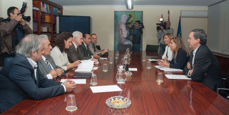 Reunión entre la Junta de Castilla y León y representantes de oenegés para abordar la acogida de asilados