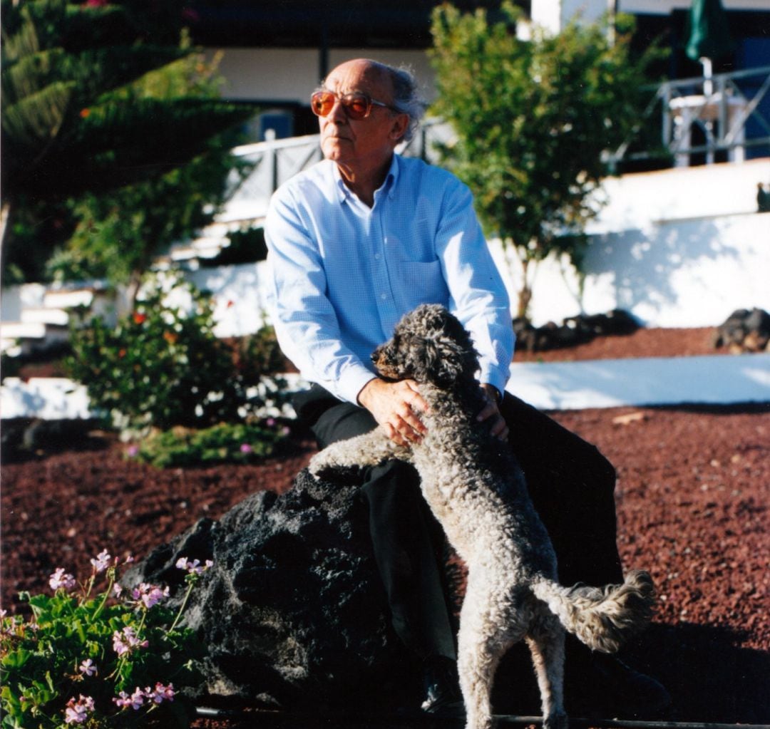 José Saramago en compañía de su perro &quot;Pepe&quot; en su casa de Lanzarote, donde escribió el Ensayo sobre la ceguera