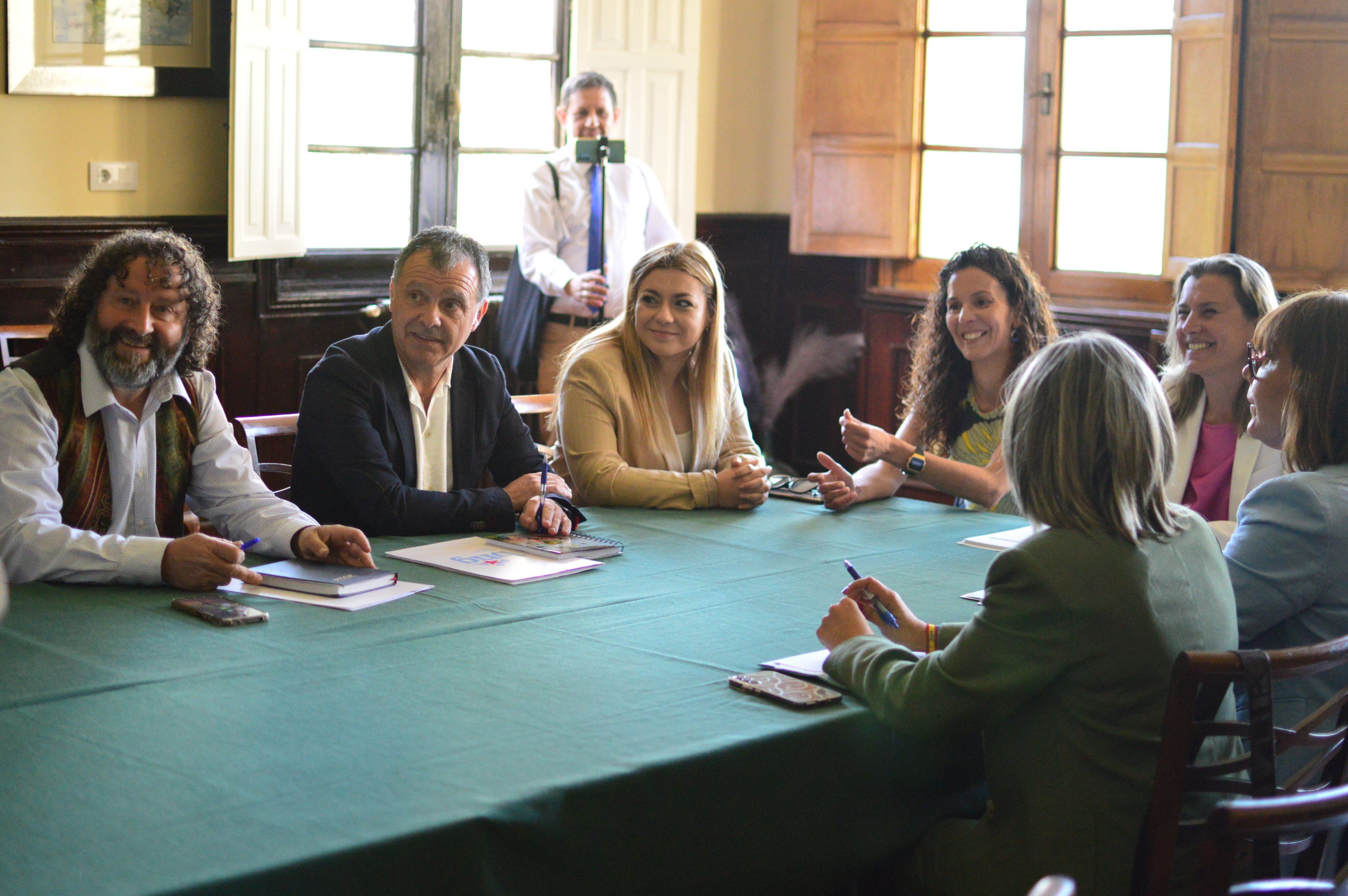 Representantes de PSOE, PP y BNG esta mañana en el Liceo de Ourense para negociar una posible moción de censura contra Jácome