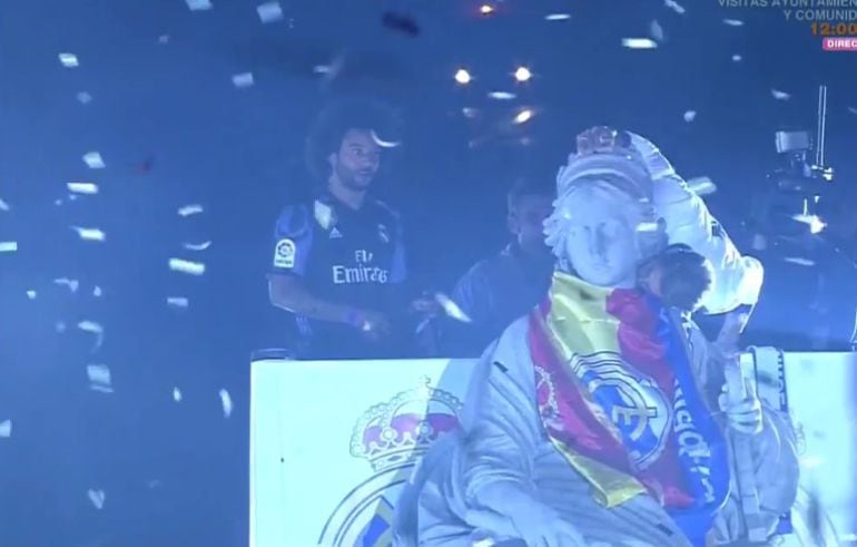 Sergio Ramos besa a la diosa Cibeles y le ofrece la Liga número 33 para el Real Madrid