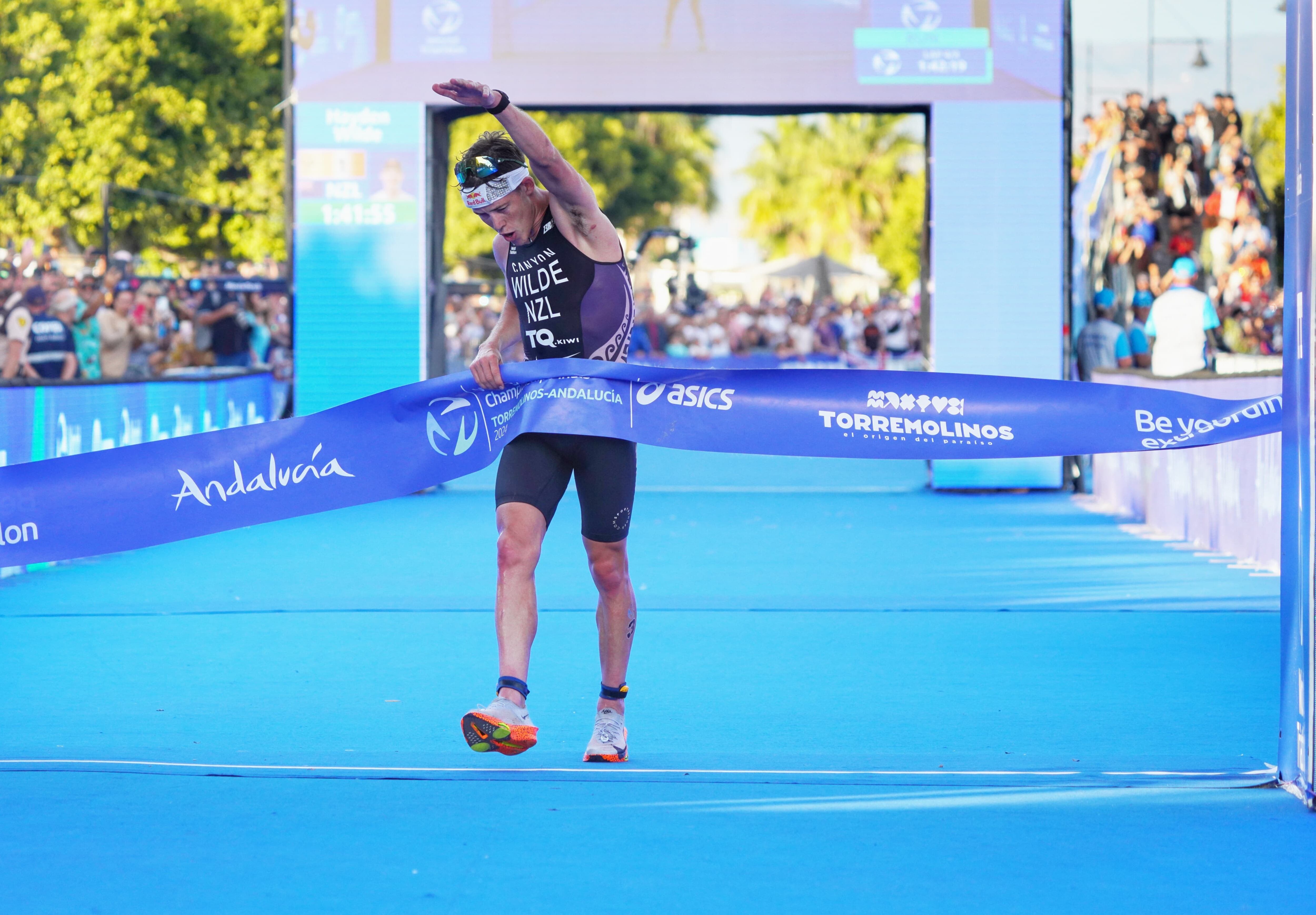 Uno de los participantes entra en la meta en el Campeonato del Mundo de triatlón disputado en Torremolinos