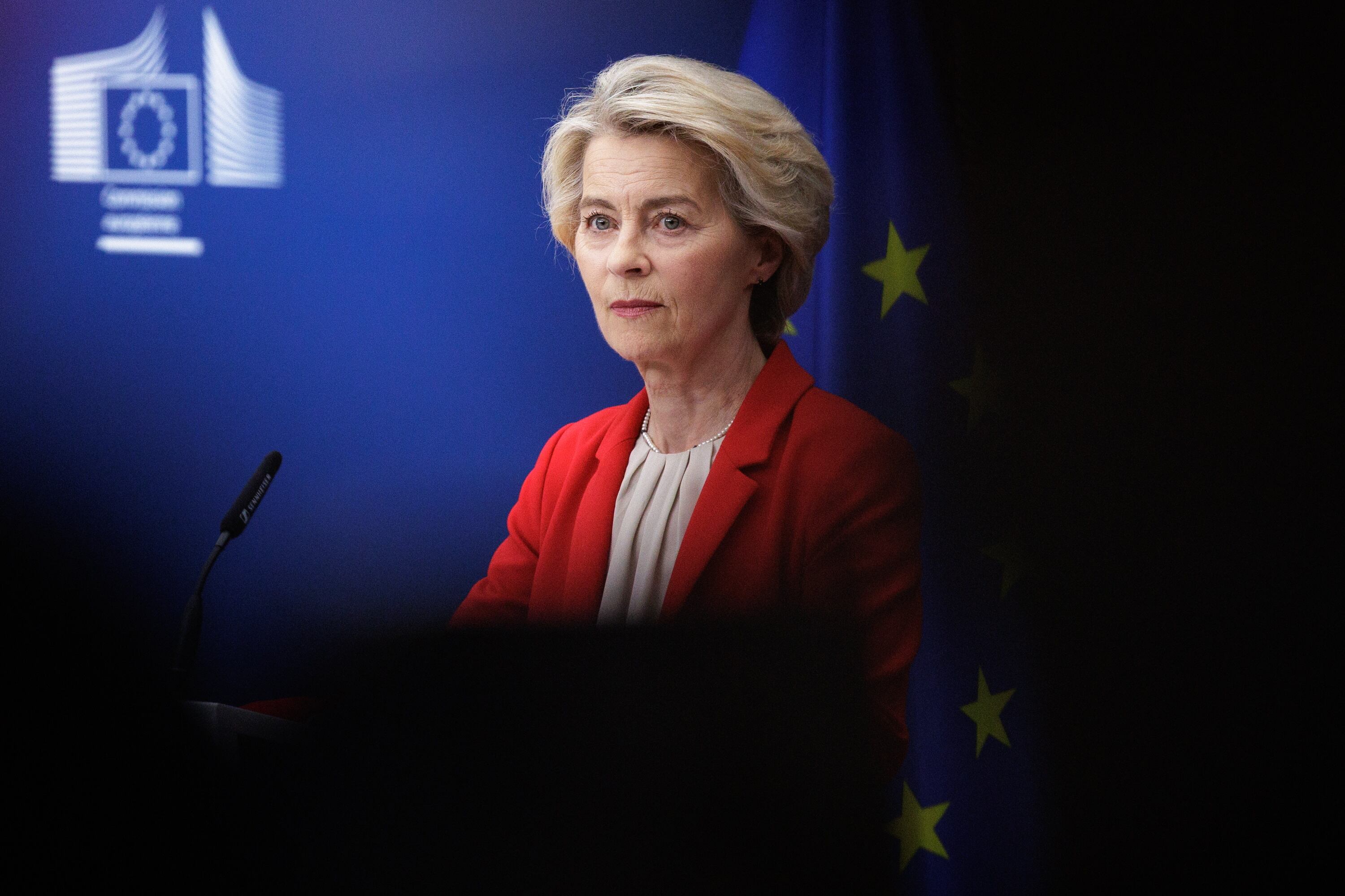 La Presidenta de la Comisión Europea, Ursula von der Leyen, habla durante una rueda de prensa.