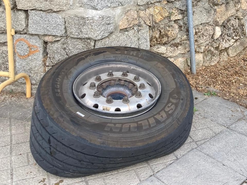 Una rueda salía despedida de un camión en la travesía de San Rafael