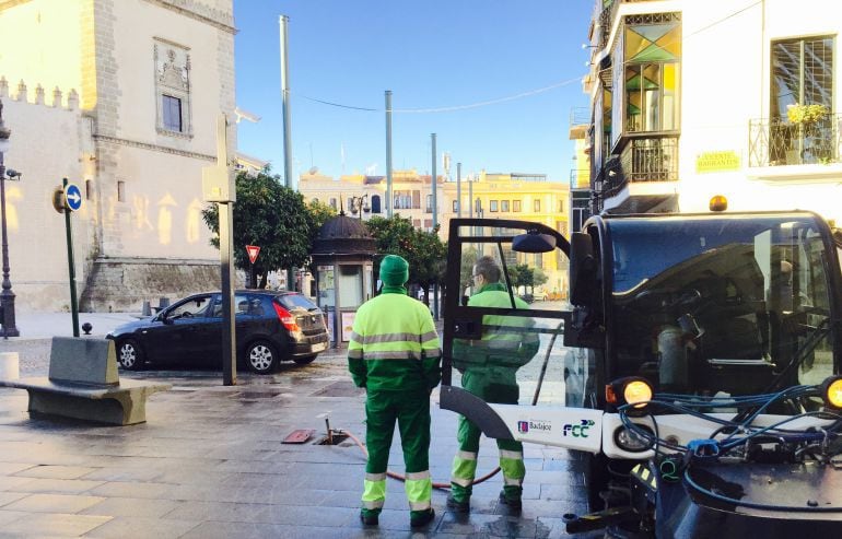 Operarios de FCC, en la Plaza de España.