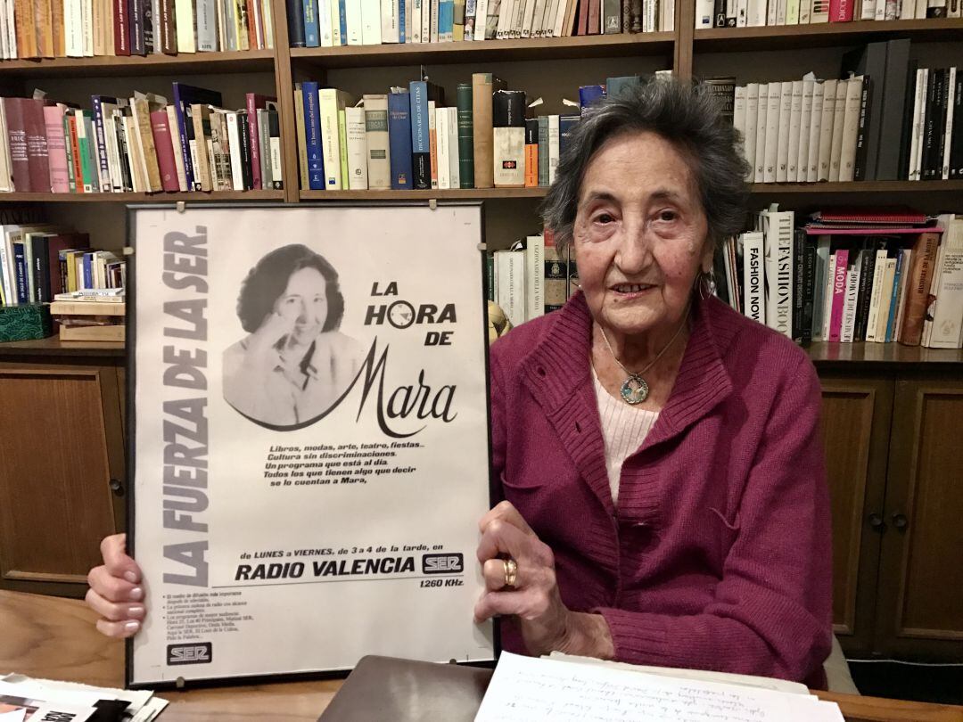 Mara Calabuig, "la dama de la radio" en una foto de archivo de marzo de 2017 con 90 años