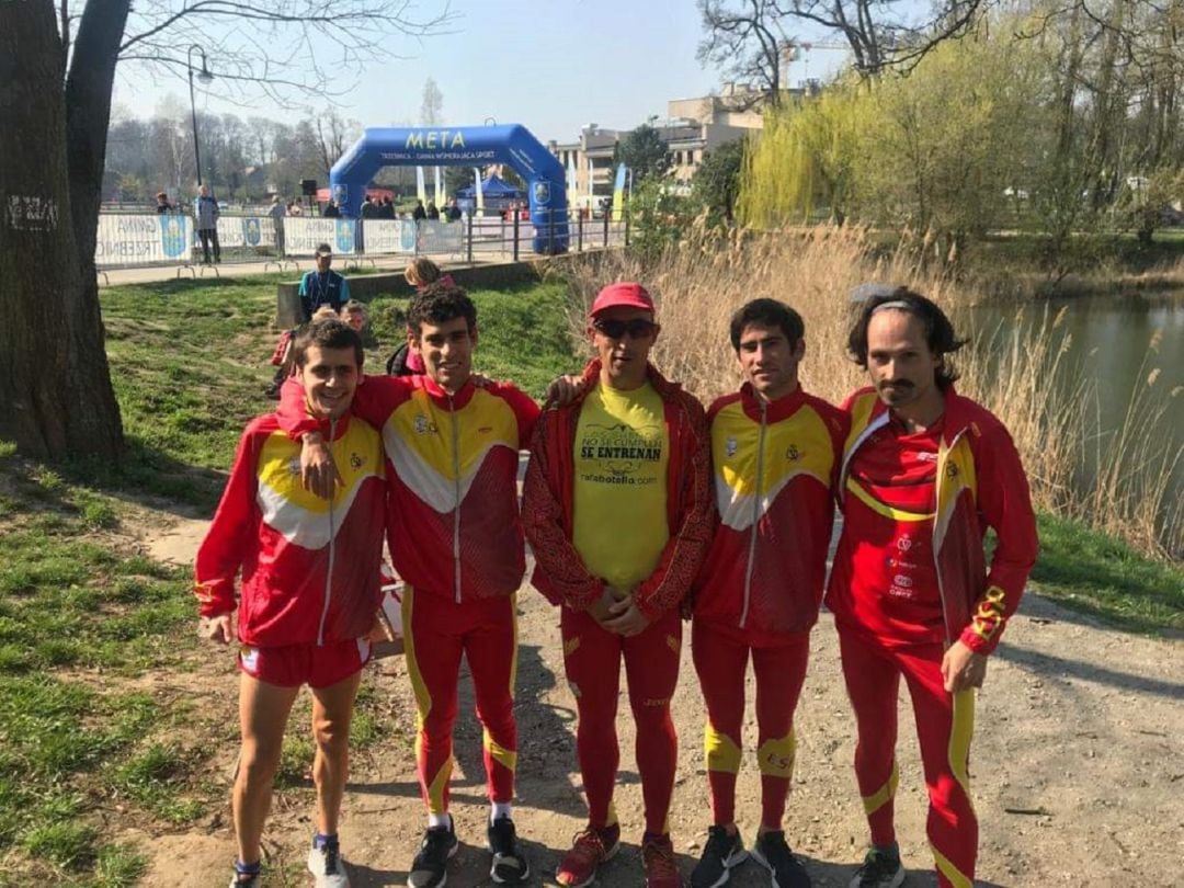 El ourensano Alejandro Montero, primero por la izquierda en la foto, con compañeros de la selección española de atletismo en Polonia.