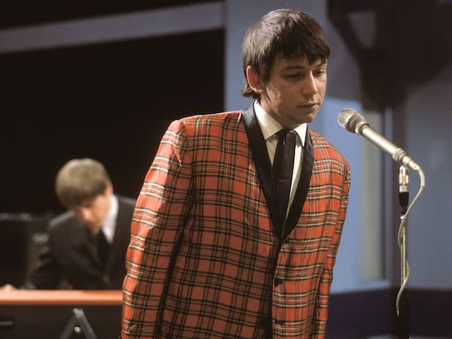Eric Burdon, cantante de The Animals, durante una actuación en televisión en 1964