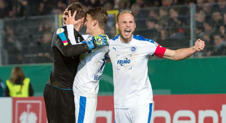 Gerrit Nauber (d), Nico Neidhart (c) y Benedikt Fernandez (i) de Lotte celebran su victoria hoy, martes 25 de octubre de 2016, durante un partido entre Sportfreunde Lotte y Bayer Leverkusen de la copa DFB alemana que se disputa en Lotte (Alemania) 
 ATEN